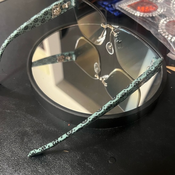 Chic Blue Patterned Sunglasses - Picture 3 of 4